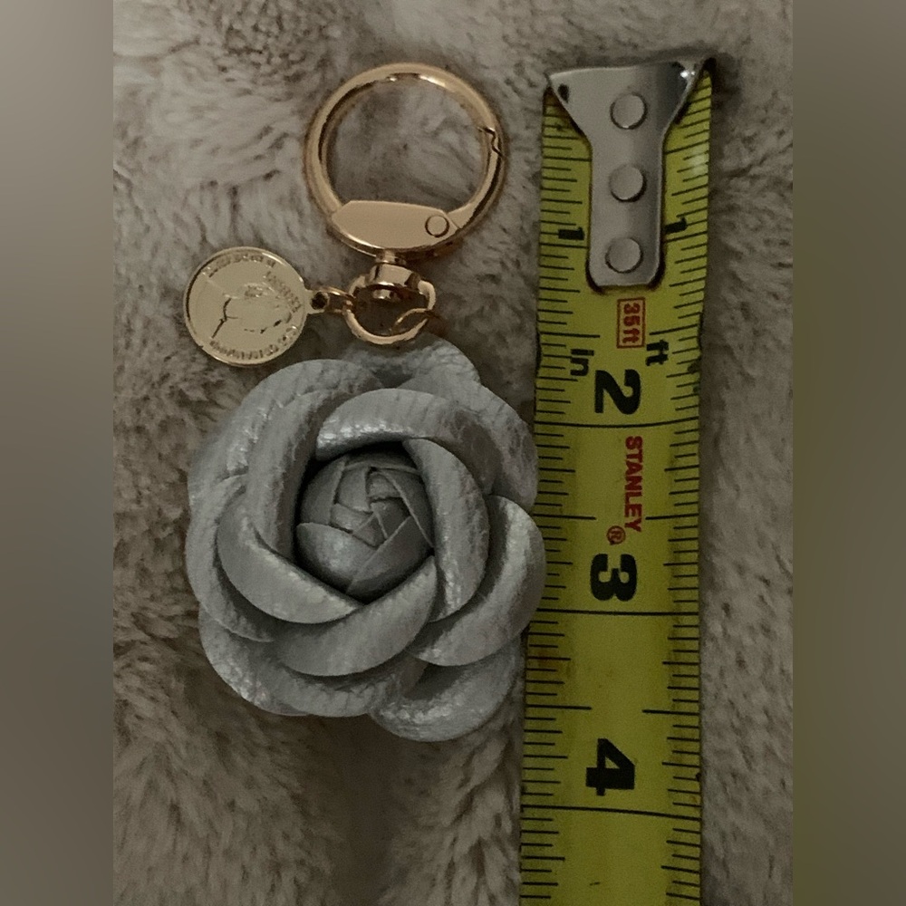 CAMELLIA Flower Silver Leather Goldtone Keychain NWT - Picture 3 of 3